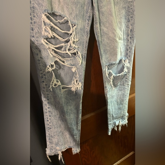 American Eagle Distressed Jean - Picture 3 of 10